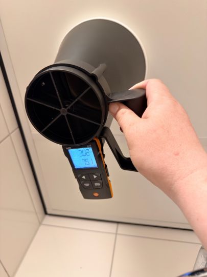Meting debiet (m3/h) mechanische ventilatie door adviseur elektrakeuringen.com