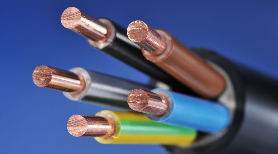 achtergrondfoto met detail elektriciteitskabels - elektrakeuringen voor vakkundige keuring van elektrisch gereedschap en elektrische installaties