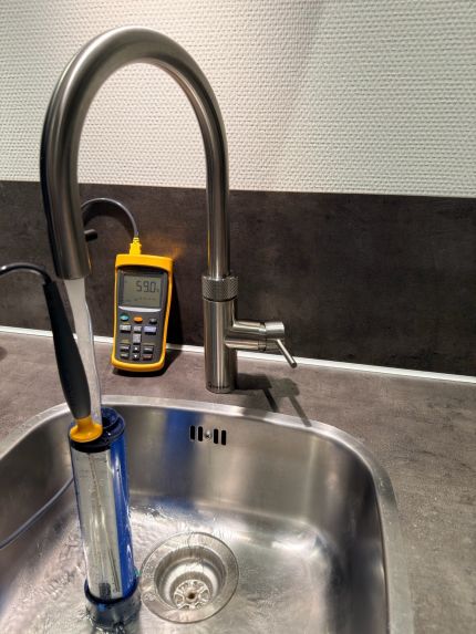 Controle watervolume (liters per minuut) en uitstroomtemperatuur door adviseur elektrakeuringen.com